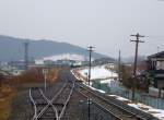 An einem düsteren Wintertag Einfahrt des Triebwagens KIHA 110-125 in Yanaizu, 15.Februar 2013.