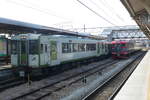 Koumi Linie Nahverkehrszug mit zwei-wagen Baureihe KiHa 110 (links), und Ruhende Baureihe 115-1000(Einheit-Nr.S14) der Shinano Tetsudō (Shinano Railway) (rechts), am 05.03.2023, Komoro Bahnhof.