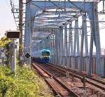 Serie 485,  Joyful Train : Der Ausflugszug  New Nanohana  wurde 1997 aus Bestandteilen eines Zweistromzuges Serie 481/485 aufgebaut. Hier berquert er auf der S-Bahn Musashino Linie den Fluss Edogawa im Norden von Tokyo, Misato, 17.Oktober 2014.  nanohana  bedeutet  Rapsblte , eine markante Pflanze im Nordosten von Tokyo. 