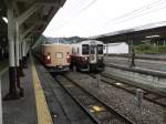 Nikko Station: Eine Series 183 Zug, der gerade Schulkinder in die wunderschne Stadt Nikko gebracht hat und ein dort auf der Nikko Line von Utsunomiya nach Nikko regulr verkehrender Zug der JR der