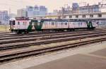 Serie 107: Zug 107-3 im alten Farbschema in Utsunomiya, 28.September 2004. Links der Motorwagen KUMOHA 107-3, rechts der Steuerwagen KUHA 106-3. 