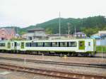 Ôfunato-Linie: einst kamen hier in der Küstenstadt Kesennuma interessante Zugskompositionen an, wie im Bild der Triebwagen KIHA 110-1 mit bequemen Sitzen für Touristendienste.