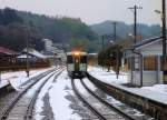 Ôfunato-Linie, Kreuzung am frühen Morgen mit einem Zug geführt von KIHA 100-43. Am winterlich eisigen 15.Februar 2013, in Rikuchû Matsukawa.