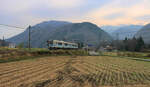 Morgendämmerung in den japanischen Alpen. Lokalzug E127-107 in Shinano Moriue, 21.April 2022 