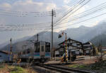 An der Ôito-Linie am Fusse der japanischen Alpen: Lokalzug E127-109 bei Iimori, 20.April 2022 