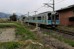 In den japanischen Alpen - Lokalzug E127-111 erreicht Azumi Kutsukake.