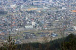 Ganz winzig - Blick auf ein japanisches Bergstädtchen.