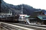 Altbautriebwagen ehemalige Staatsbahn JNR Serie 72: Ein Vierwagenzug steht im Bahnhof Kori im Okutama-Tal, geführt vom Steuerwagen KUHA 79 140 (ein Umbauwagen aus einer Serie von 1944-1950).