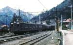 Altbautriebwagen ehemalige Staatsbahn JNR Serie 72: Tief in dem noch zur Stadt Tokyo gehörenden Okutama-Tal fuhren noch lange Zeit Altbauzüge. Im Bild der 1966 mit neuem Wagenkasten versehene Motorwagen KUMOHA 73 515, rechts davon ein alter Zwischenwagen SAHA 78. Kori, 29.Januar 1977.   (KU = mit Führerstand, MO = motorisiert, HA = gewöhnlicher Sitzwagen, SA = motorloser Zwischenwagen)