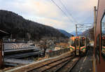 Die untergehende Sonne spiegelt sich im Fenster des Triebzugs E721-36 in Yamadera, unterwegs in sehr wilde und einsame Berge.