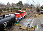 Diesel-Hybridlokomotive HD-300 der japanischen Güterverkehrsgesellschaft JR Freight: Lok HD 300-10 beim Rangieren eines Tankwagenzugs in Minami Matsumoto, 21.März 2019 