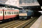 EF60: Lok EF60 111 kommt mit ihrem Güterzug unter dem Bahnhof Ômiya hervor.