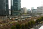 Serie 251: Ein 10-Wagen Panoramazug von der Izu Halbinsel nähert sich Tokyo Hauptbahnhof.