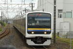 Nahverkehrszug (Local Service) auf Uchibō-Linie mit der Elektrotriebzug Serie 209-2000 oder -2100 der JR, Am 11.06.2022, Goi Bahnhof.