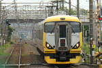 JR Limited Express Service  Shinjuku-Sazanami  von Shinjuku nach Tateyama mit der Elektrotriebzug Serie E257 der JR, Am 11.06.2022, Goi Bahnhof.