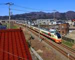 Die Nordwestküste Japans, am Japanischen Meer: Die Hauptlinie Niigata - Akita. Zweistrom-Intercityzug Serie 653 (Nr. 1002) bei Murakami; der früher elektrifizierte Raum Niigata ist Gleichstrom (1500 V), vom Städtchen Murakami an nach Norden haben wir Wechselstrom (20 kV/50 Hz). 18.März 2019 