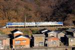 Die Nordwestküste Japans, Hauptlinie Niigata - Akita am Japanischen Meer: Die wenigen Lokalzüge hier werden mit älteren Dieseltriebwagen gefahren, da für diese Dienste keine