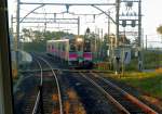 Serie 701 des Bezirks Akita - auf der Nordwest-Hauptlinie: Zug 701-103 in Katsurane; das Meer ist rechts knapp sichtbar. 2.November 2013.  