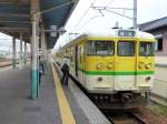 Serie 115 der Region Niigata: Die 3 Zweiwagenzüge für die Yahiko-Linie zum Yahiko-Schrein sind in einem attraktiven weiss / gelb gestrichen.