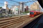 Serie 253-1000: Durchfahrt des Zuges 253-1001 in Tokyo-Ôtsuka, unterwegs nach Nikkô.