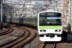 JR-east EMU class E231 services a commuter train on YAMANOTE circle line.