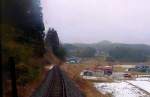 Die Ôfunato-Linie - Sommer und Winter: Auf der Bergstrecke im Triebwagen KIHA 100-8 bei leichtem Schneefall zwischen Mataki und Rikuchû Kanzaki, 15.Februar 2013. 