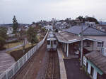 Am Ende der Zweiglinie von Kami Sugaya nach Hitachi Ôta im Hinterland der Stadt Mito. Das Triebwagenpaar KIHA 111/112-121 in Hitachi Ôta, 15.April 2003 