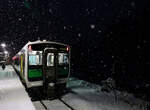 Zugskreuzung auf der Tadami Linie in Japan: Die beiden Triebwagen KIHA E120-7 und 120-6 warten im einsamen Ôshirakawa auf einen Gegenzug. Die letzten Fahrgäste sind längst ausgestiegen. 18.November 2025 