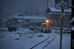 JR Ost-Japan, die beiden Triebwagen KIHA E120-6 und -3 nähern sich im Schneesturm dem Dorf Echigo Suhara.