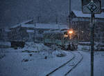 JR Ost-Japan, die beiden Triebwagen KIHA E120-6 und -3 nähern sich im Schneesturm dem Dorf Echigo Suhara.