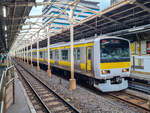Tokyo JR East Zug A538 der Chuo-Sobu Line nach Chiba im Bahnhof Asakusabashi, 23.04.2024.