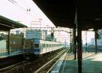 Tokyo Metro Tôzai-Linie (Ost-West-Linie): Von der schrägstehenden Abendsonne beschienen fährt ein Zug Serie 5000 mit Endwagen 5813 in Tokyo-Kichijôji ein. 7.Juli 1979. 