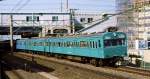 Serie 103: Die Züge mit dunkelgrünem Anstrich waren der Jôban-Linie zugeteilt in den Nordosten von Tokyo, Richtung Toride und Narita. Im Bild der motorisierte Endwagen KUMOHA 103-153 in Shin Matsudo, 26.Januar 1977. JÔBAN-LINIE