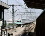 Serie 103-1000(JR)/ Tokyo Metro Chiyoda-Linie: 1970 entstanden 21 Züge Serie 103, die über U-Bahnstrecken durch Tokyo fahren, im Ausgleich für U-Bahnzüge, die auf der JR (bzw. JNR, der ehemaligen Staatsbahn) in die Vororte hinaus fahren. U-Bahn-taugliche 103 sind an den Stirnwandtüren erkennbar. 2003 gelangten sie in andere Dienste. Im Bild fährt ein Zug in Abiko ein, der von hier über die Chiyoda-U-Bahnlinie Tokyo von Norden nach Süden unterqueren wird. Frontwagen KUHA 103-1016, 2.Juli 1979. JÔBAN-LINIE
