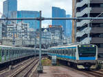 Tokyo JR East Zug 928A der Keihin-Tohoku Line bei der Einfahrt in den Bahnhof Akihabara, 23.04.2024.