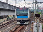 Tokyo JR East Zug 1013A der Keihin-Tohoku Line bei der Ausfahrt aus dem Bahnhof Oji, 23.04.2024.
