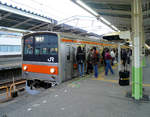 Züge der Serie 205, heute in Indonesien im Einsatz: Zug 205-44 am 22.November 2009 in Nishi Funabashi. Noch herrscht emsiges Ein- und Aussteigen von japanischen Fahrgästen, seit März 2018 sind es indonesische Fahrgäste. 