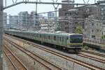 Takasaki-Linie Nahverkehrszug mit der Baureihe E231-1000, in nähe des Nishi-Kawaguchi Bf, am 28.07.2023.