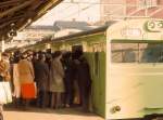 Serie 103: Die Ringlinie (Yamanote-Linie) hatte hellgrüne Züge und einen enormen Verkehr zu bewältigen. Heute ist diese Linie durch viele weitere neue S-Bahn- und U-Bahnlinien etwas entlastet. Im Bild werden Passagiere in einen neueren Endwagen mit erhöhtem Führerstand hineingedrückt. Tokyo-Takadanobaba, 26.Januar 1977. YAMANOTE-LINIE