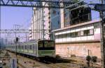 Serie 205, Yamanote-Linie (Tokyo Ringbahn): Bis 2005 war die Serie 205 (mit hellgrünem Band) auch auf der Ringbahn eingesetzt; jetzt fahren dort neuere Züge. Bild: Zug mit einem der ältesten Steuerwagen KUHA 204-20 (heute in Indonesien im Einsatz) in Tokyo-Ikebukuro, 7.April 1986.