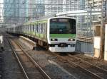 Yamanote ist die Ring-S-Bahn-Linie rund um Tokyo's Zentrum. Die 11-Wagen-Zge verkehren je Richtung alle 3 min - 27/06/2007