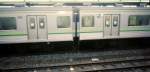 Serie 205: Yokohama-Linie - am Tage eines schweren Taifuns steht ein Zug im Bahnhof Hashimoto, während sich die Wassermassen in Bächen vom Dach ergiessen. 22.September 1996.
