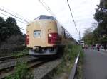 Triebwagen der 183er Serie kurz hinter der Station Kita-Kamakura, wo sich der Engakuji-Tempel befindet.