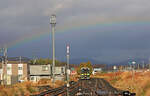 Oben auf dem Hochplateau von Kutchan rangiert im gerade vorbeigezogenen Regensturm der Triebwagen H100-6. 29.Oktober 2022 