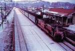 Einst fuhren viele Expresszüge vom Fährhafen Hakodate nach Sapporo über diese Bergstrecke. Hier ein Zug hinter der Diesellok DD51 611 in Ranshima, im Abstieg vom Hochplateau von Kutchan, 26.Dezember 1971 