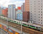 Serie 733, die neuen S-Bahnzüge für die Agglomeration Sapporo auf Hokkaidô. Dreiwagenzug 733-116 durch viele Fahrdrähte hindurch von oben gesehen. Einfahrt in den Bahnhof Sapporo. 28.September 2014. S-BAHN SAPPORO 