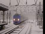 KIHA 261: Ein Zug der zweiten Serie für die Transversalverbindung von Sapporo nach Ost-Hokkaido fährt in Sapporo ein, geführt von KIHA 261-1101. 17.Februar 2009. SEKISHÔ-LINIE/NEMURO-HAUPTLINIE 