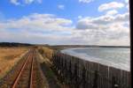 Mit der Hanasaki-Linie, der östlichsten Bahnlinie Asiens, ans Meer: wie Seidenpapier schwebt der Pazifik im ständigen Wind auf die Bahnlinie zu. Bei Ochiishi, 26.Oktober 2015. 