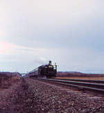 Weiter Himmel und flache Strecke im Süden der japanischen Nordinsel Hokkaidô. Hier kommt eine ganz besondere Lokomotive: C57 135 sollte den allerletzten, planmässig mit einer Dampflok bespannten japanischen Zug führen. Bild unweit ...