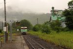 Das nahende Ende des lokalen Verkehrs auf der japanischen Nordinsel Hokkaidô: Hier ist das Defizit der Bahn nicht mehr tragbar, und die Abwanderung hat vielerorts fast zum Aussterben der Regionen geführt. Zudem sind die alten Triebwagen verrostet und das Gleis in schlechtem Zustand. Wer da noch wohnt ist in der Land- und Forstwirtschaft tätig und hat natürlich sein eigenes Auto. Bild: Lokaltriebwagen KIHA 40 1722 in Higashi Shikagoe im zentralen Gebirge von Hokkaidô; die Stilllegung wird diskutiert, ein einziger Schüler stieg hier zu. 28.Juli 2016. NEMURO-HAUPTLINIE 